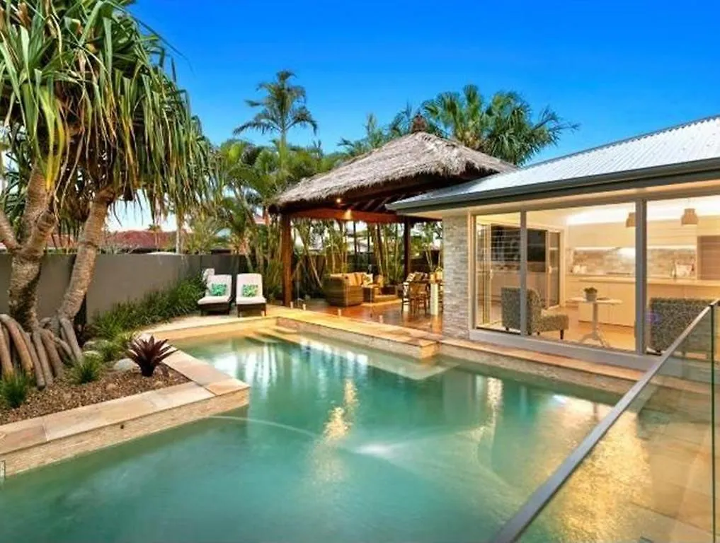 Carrothool 29 - 6 Bedroom Holiday Home On Canal With Pool Mooloolaba