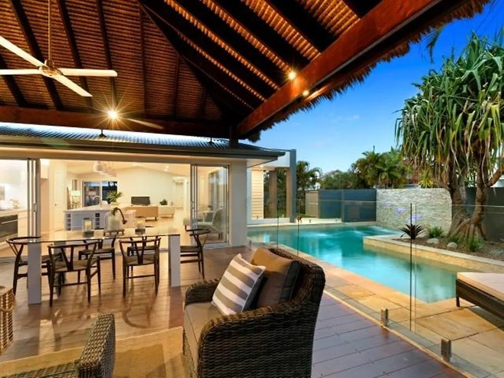 Carrothool 29 - 6 Bedroom Holiday Home On Canal With Pool Mooloolaba