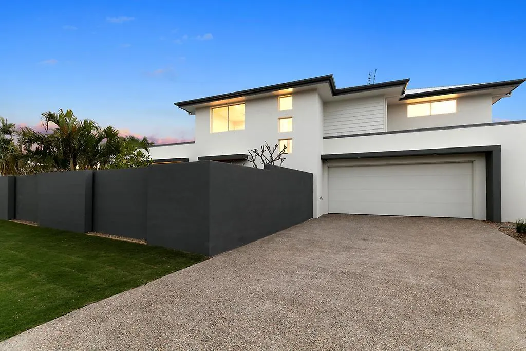 Carrothool 29 - 6 Bedroom Holiday Home On Canal With Pool Mooloolaba 0*,