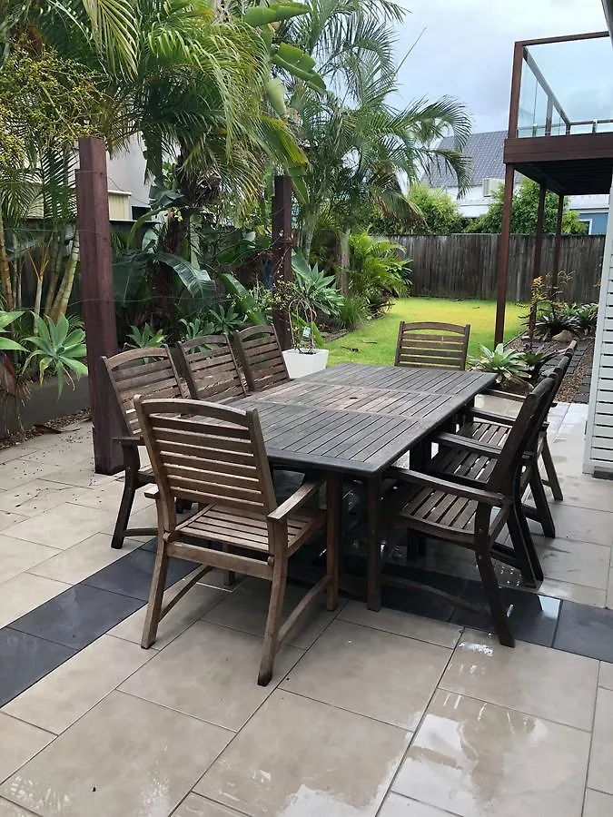 Carrothool 29 - 6 Bedroom Holiday Home On Canal With Pool Mooloolaba