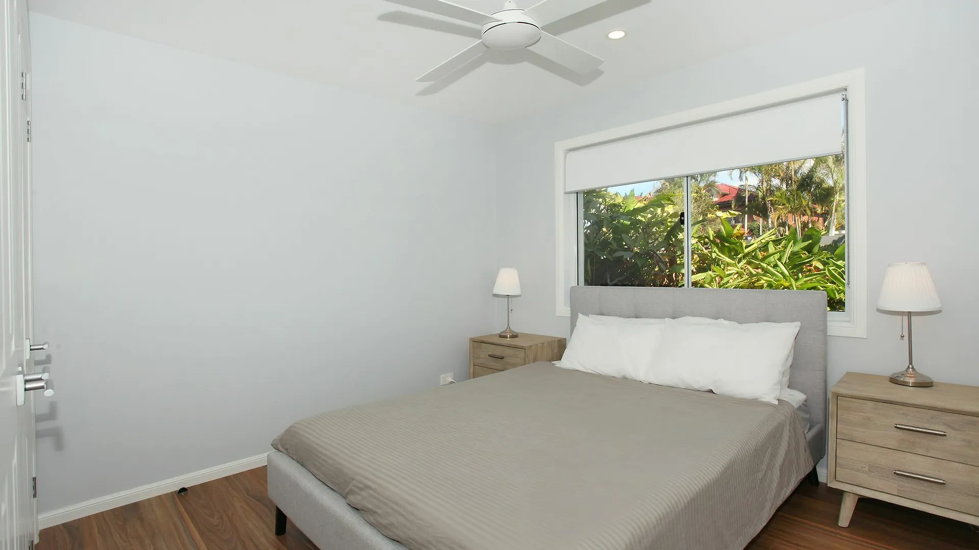 Carrothool 29 - 6 Bedroom Holiday Home On Canal With Pool Mooloolaba