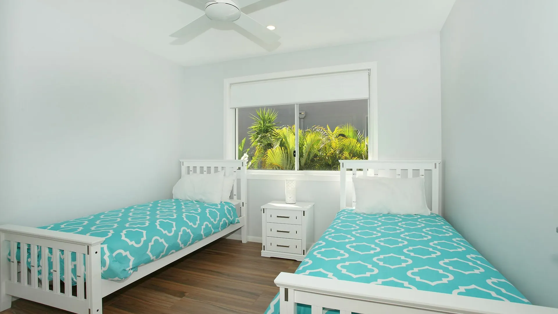 Carrothool 29 - 6 Bedroom Holiday Home On Canal With Pool Mooloolaba