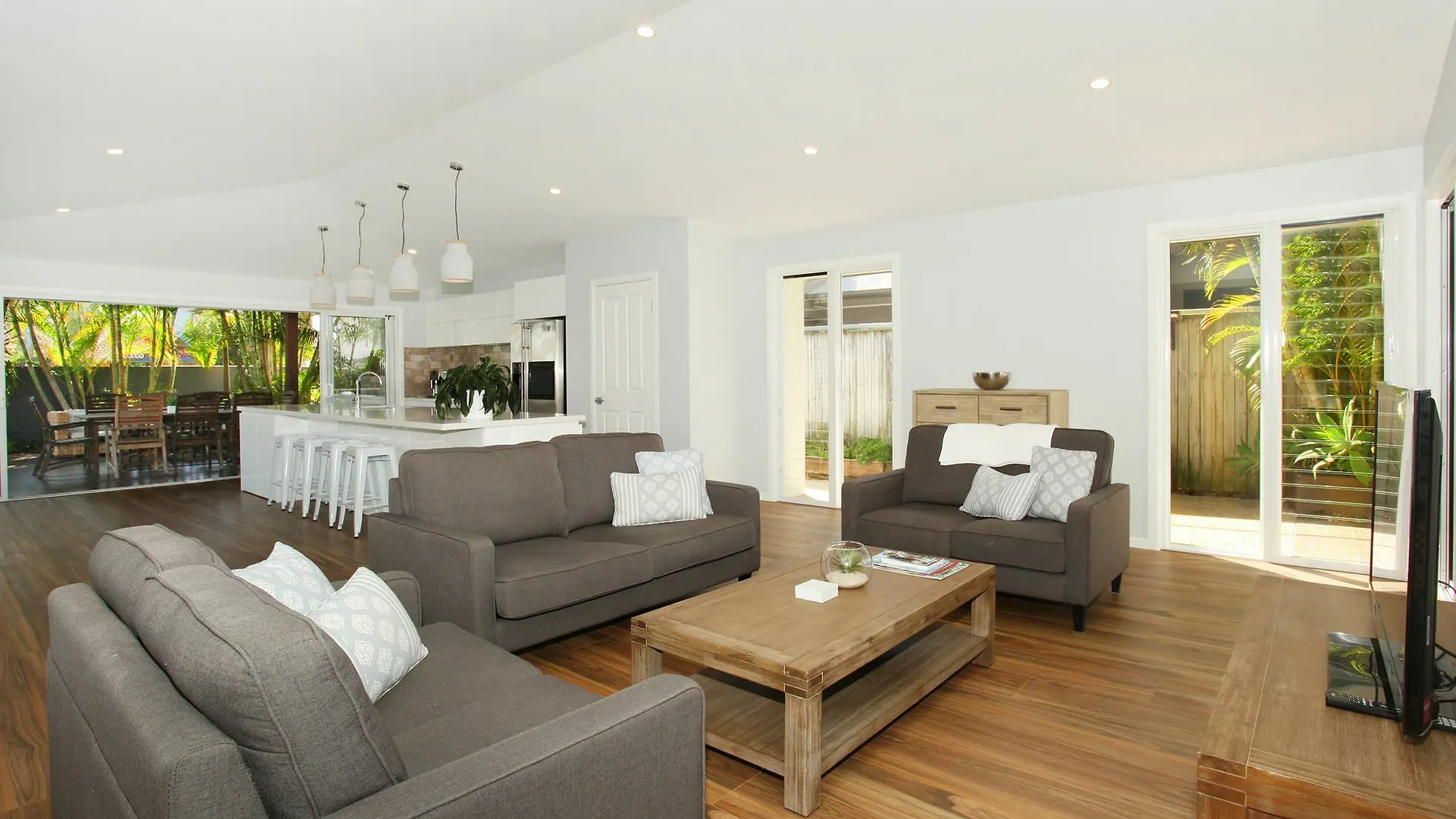 Carrothool 29 - 6 Bedroom Holiday Home On Canal With Pool Mooloolaba 0*,