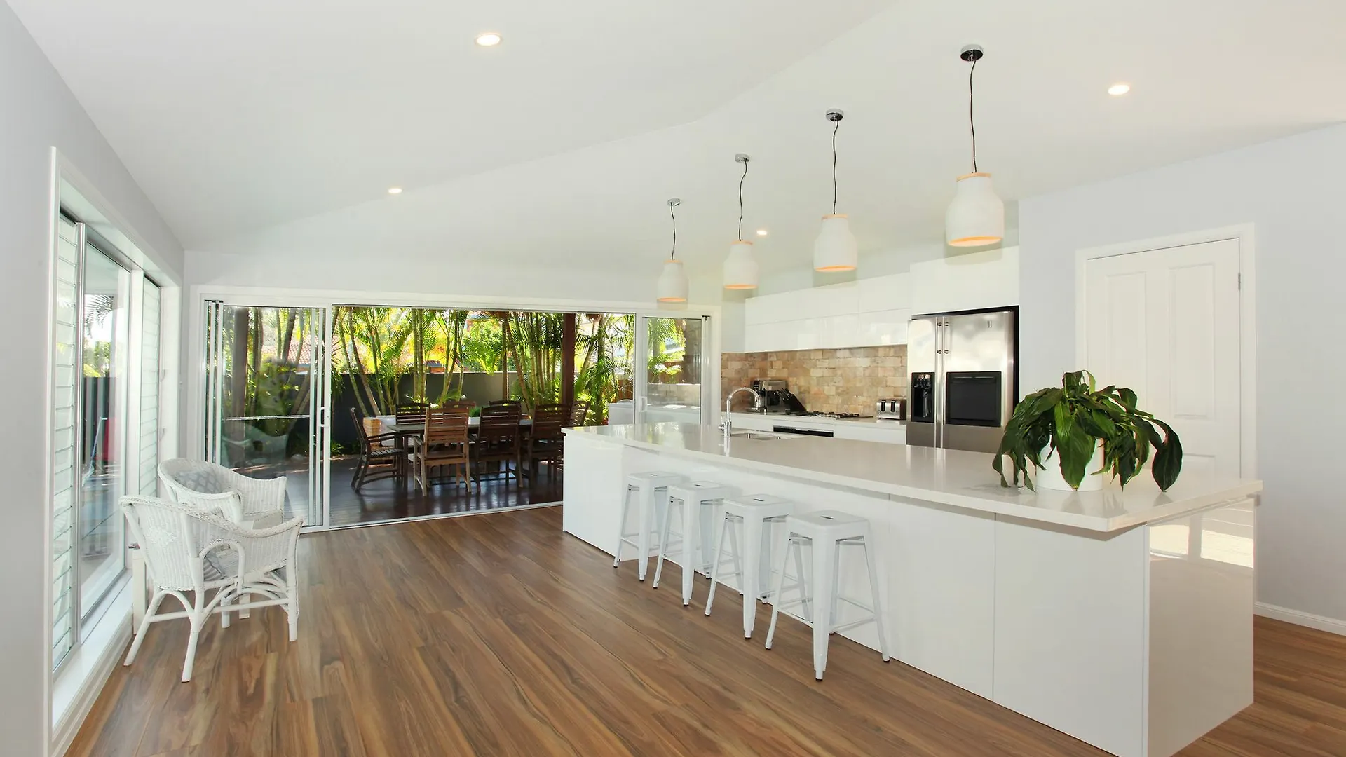 Carrothool 29 - 6 Bedroom Holiday Home On Canal With Pool Mooloolaba