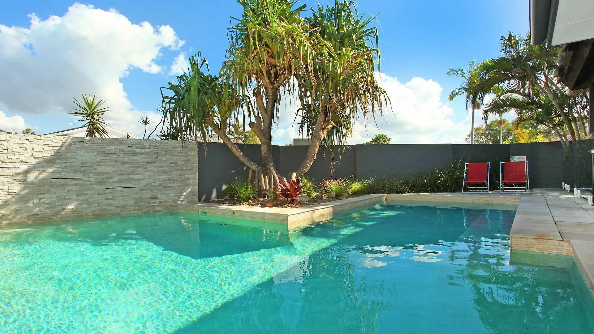 Carrothool 29 - 6 Bedroom Holiday Home On Canal With Pool Mooloolaba