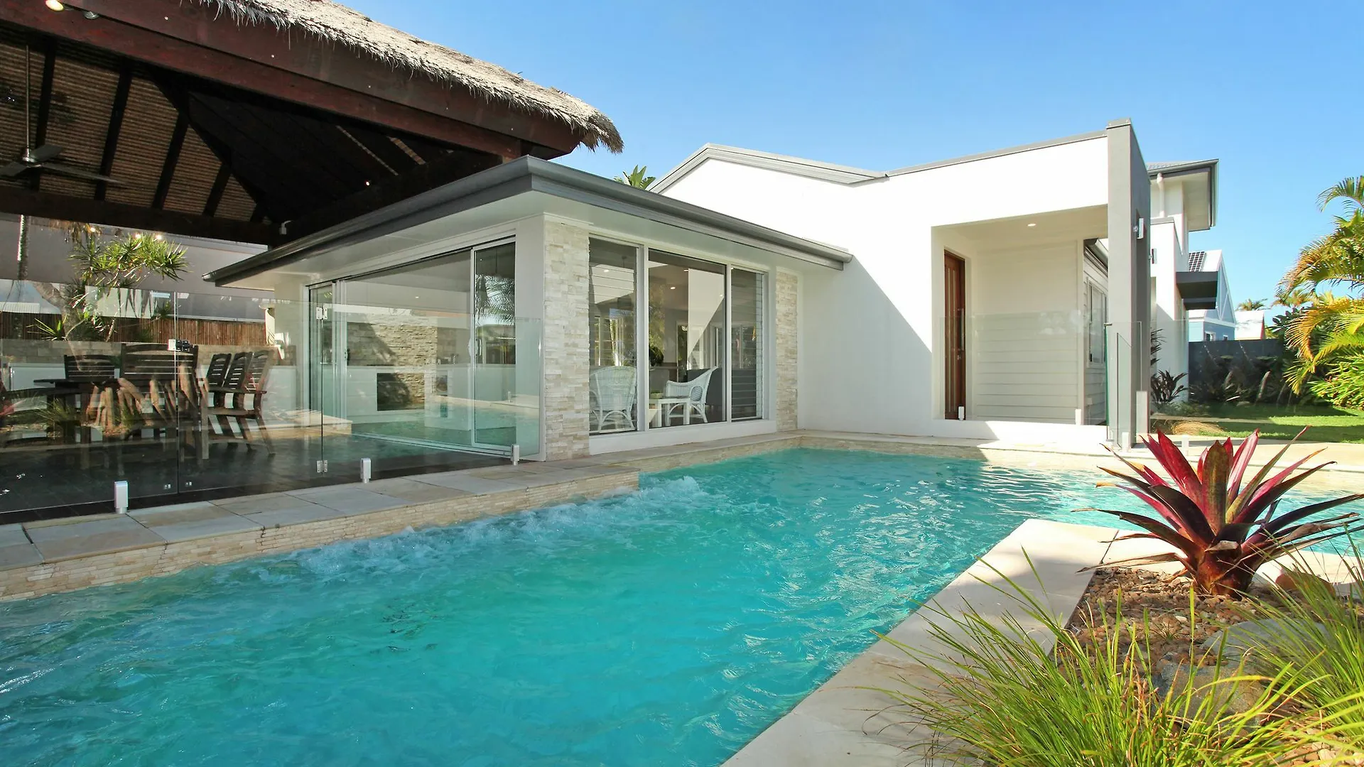 Carrothool 29 - 6 Bedroom Holiday Home On Canal With Pool Mooloolaba